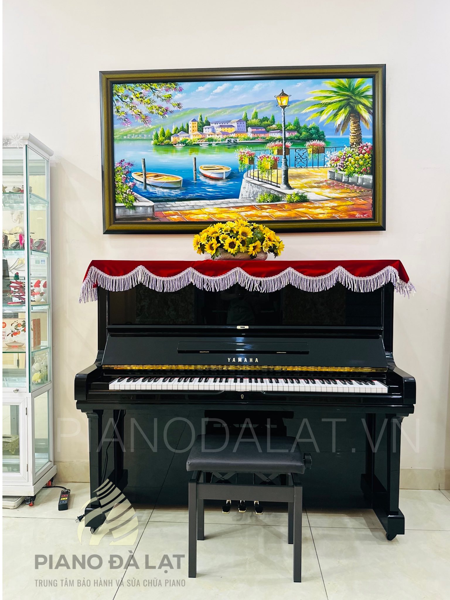 Với chiều cao vượt trội 131cm, Yamaha U3H cung cấp một không gian cộng hưởng âm thanh rộng hơn nhiều so với các model như U1 (121cm) hay U2 (127cm). Thiết kế ...